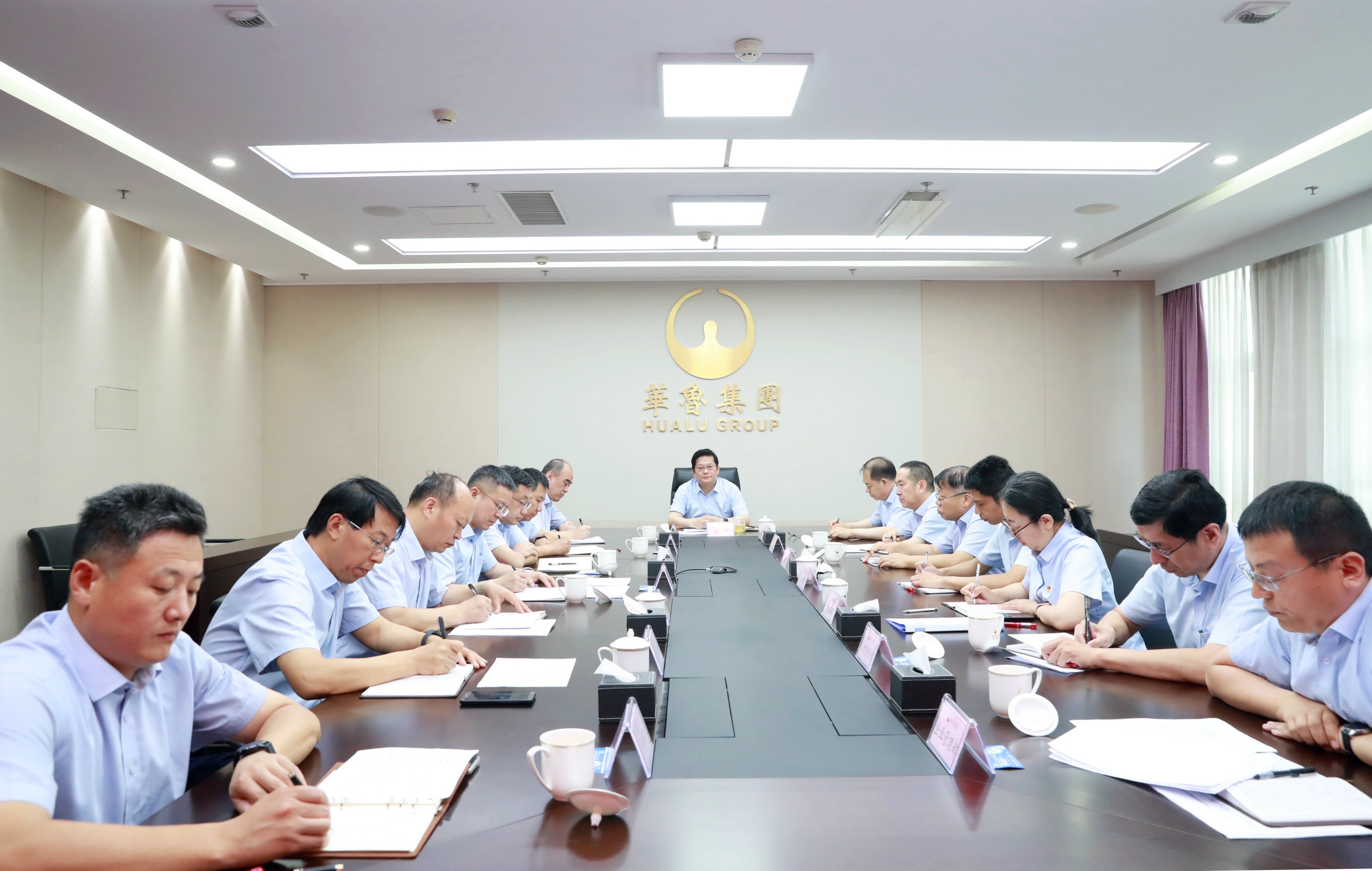 扎实推进高质量发展 踏上高原再攀高峰 华鲁集团党委理论学习中心组开展集体学习-2.jpg